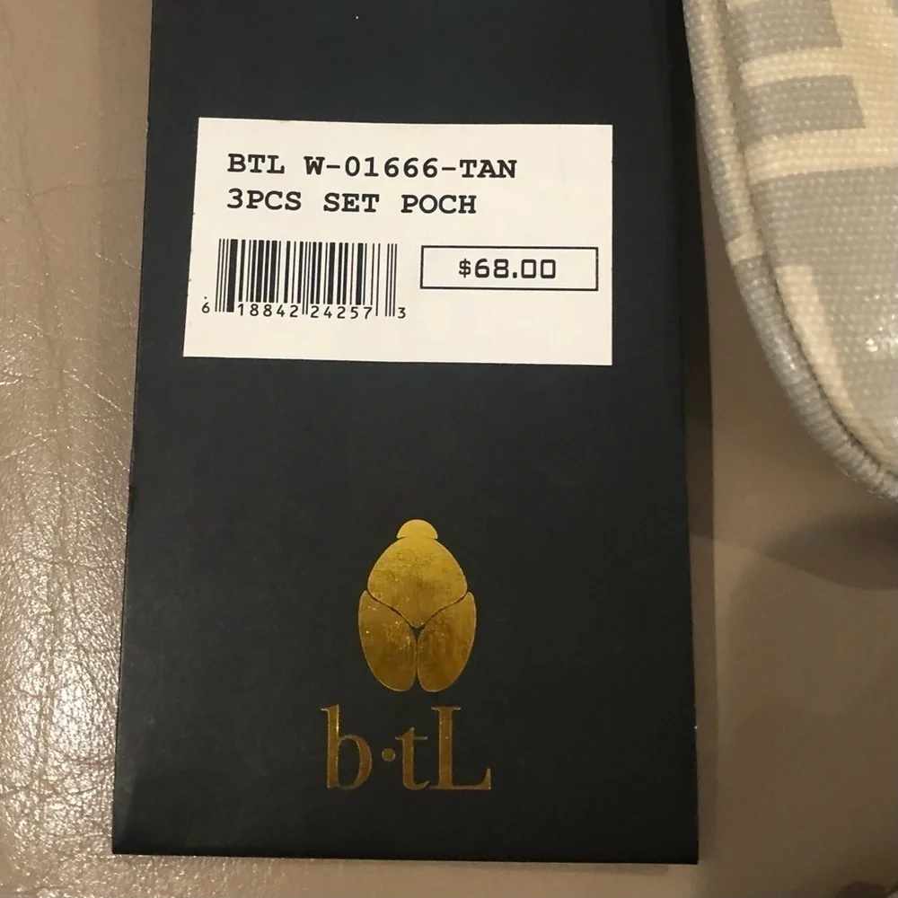 b•tL/ World Tote/ NWT/ 3 piece / Set pouch/tan